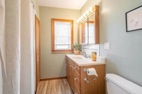 Bath - 61 Acushnet Ave, Worcester, MA 01606 photo 2 of 4