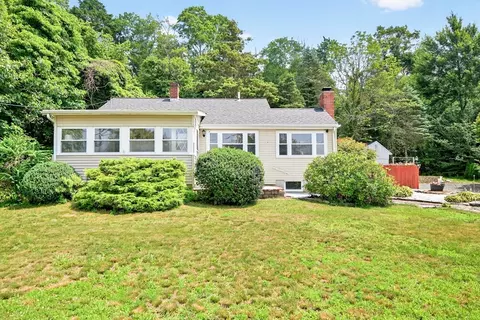 120 Hackett Ave, Lakeville, MA 02347