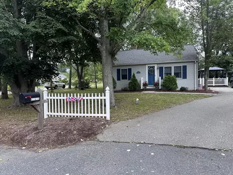 4 Mott Dr, Attleboro, MA 02703 photo 2
