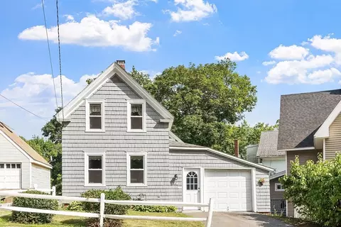37 Cedar St, Amesbury, MA 01913