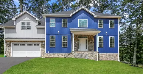 4 Barrows Rd, Worcester, MA 01609