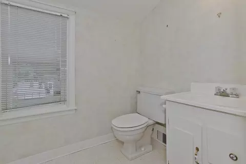 Bath - 54 Mohawk Dr, Springfield, MA 01129 photo 3 of 4