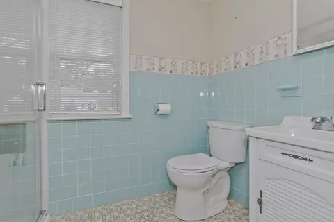 Bath - 54 Mohawk Dr, Springfield, MA 01129 photo 1 of 4