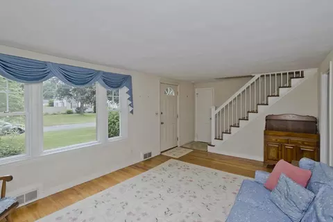 Living - 54 Mohawk Dr, Springfield, MA 01129 photo 3 of 4