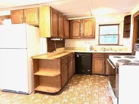 Kitchen - 39 Summer St, Athol, MA 01331 photo 1 of 3