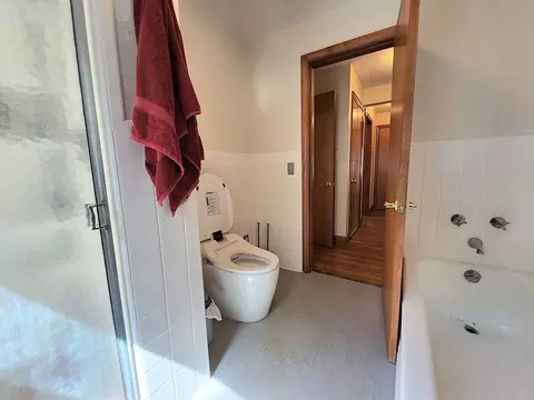 Bath - 6 Crosby St, Webster, MA 01570 photo 2 of 4