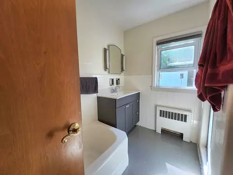Bath - 6 Crosby St, Webster, MA 01570 photo 1 of 4