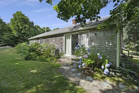 13 County Rd, Oak Bluffs, MA 02557