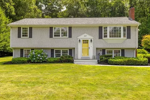 117 Old Pine Dr, Hanson, MA 02341