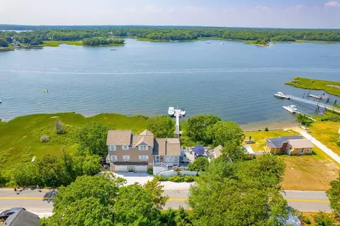 265 Monomoscoy Rd, Mashpee, MA 02649