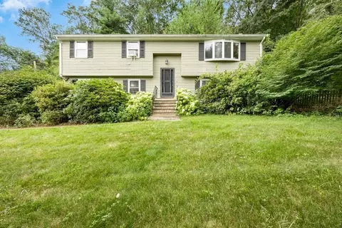 52 Framingham Rd, Southborough, MA 01772