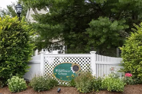 37 Daisy Ln #37, Raynham, MA 02767