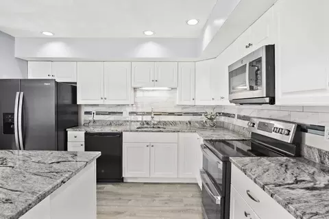 20 Carriage Hill Ln #20, Salem, MA 01970