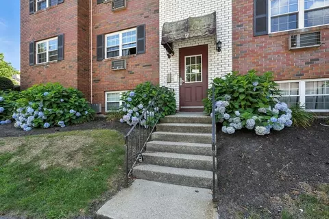 7 Maple Crest Cir #E, Holyoke, MA 01040