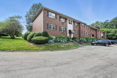 7 Maple Crest Cir #E, Holyoke, MA 01040 photo 2