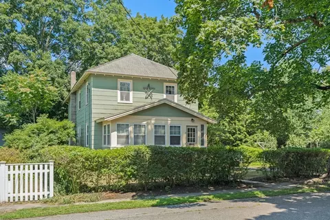 4 Beacon St, Newburyport, MA 01950