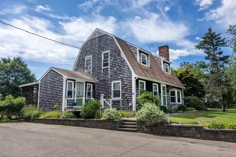 421 County Rd, Rochester, MA 02770