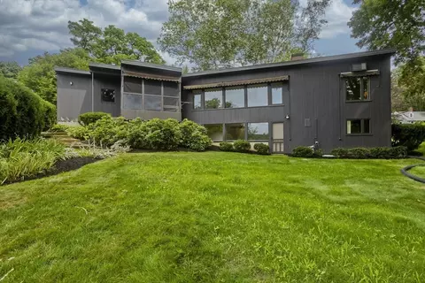 2 Red Ledge Rd, South Hadley, MA 01075