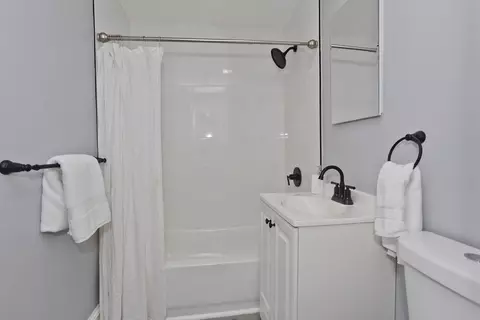 Bath - 11 Nathaniel St, Springfield, MA 01109 photo 1 of 1