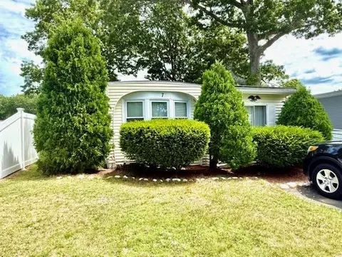 7 Bayberry Ln, Plymouth, MA 02360