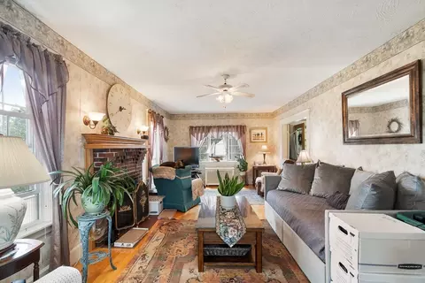Living - 7 Jonathan St, Gardner, MA 01440 photo 4 of 4