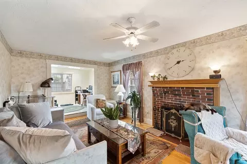 Living - 7 Jonathan St, Gardner, MA 01440 photo 3 of 4