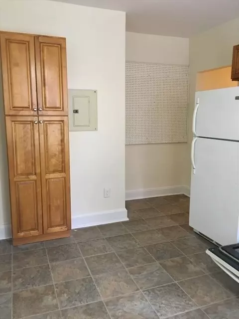 17 Windsor St, Worcester, MA 01605 photo 3