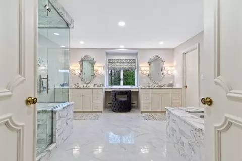 16 Durham Dr, Lynnfield, MA 01940