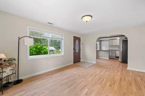 Living - 10 Bainridge Rd, Worcester, MA 01602 photo 1 of 2