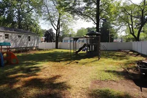 335 Peekskill Ave, Springfield, MA 01129 photo 4