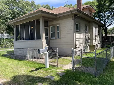 64 Pembroke Ave, Acushnet, MA 02743