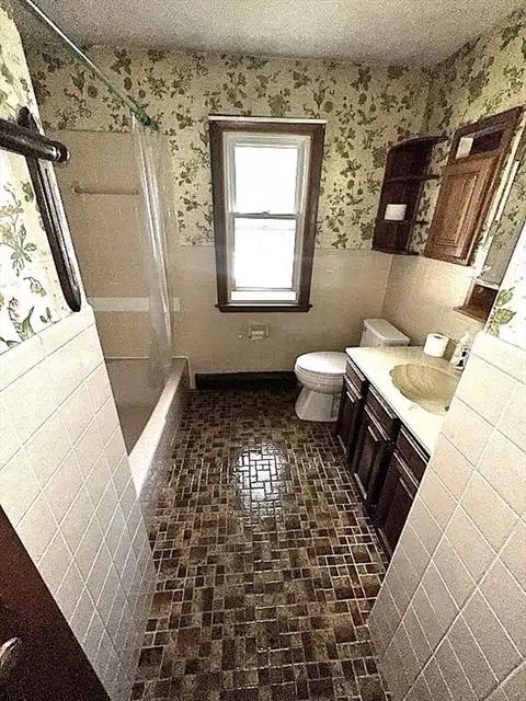208 Roy St, Springfield, MA 01104 photo 9