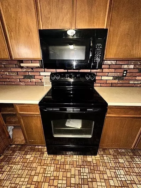 208 Roy St, Springfield, MA 01104 photo 4