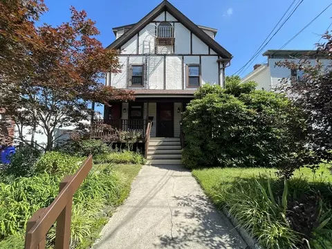 10 Falmouth St, Attleboro, MA 02703
