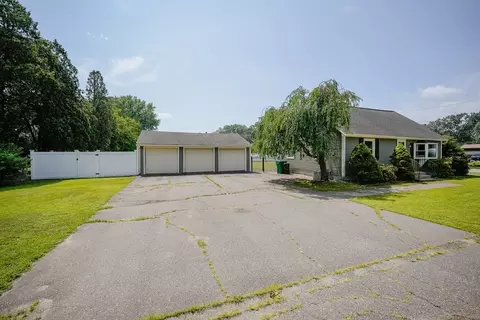 721 Pendleton Ave, Chicopee, MA 01020 photo 5