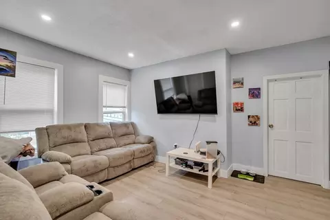 433 Lincoln St, Lowell, MA 01852