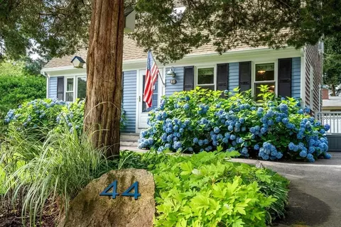 44 Hillside Ave, Falmouth, MA 02556