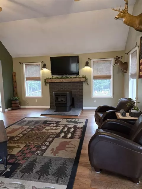 Living - 186 Willard Rd, Ashburnham, MA 01430 photo 2 of 3