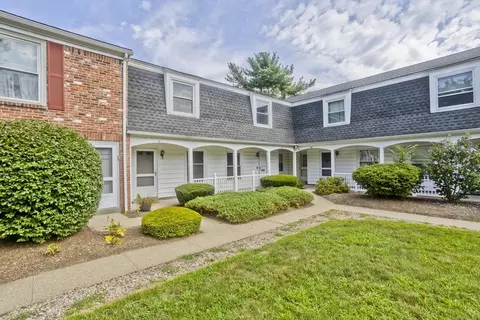 31 Jamestown Dr #31, Springfield, MA 01108