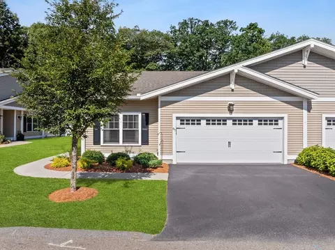 87 Rogerson Xing #87, Uxbridge, MA 01569