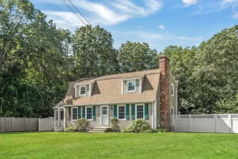 12 Knollcrest Cir, Attleboro, MA 02703