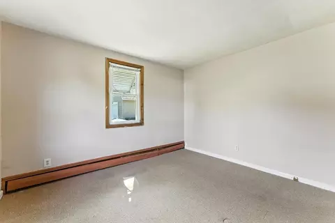 Bedroom - 199 Cherokee Dr, Springfield, MA 01109 photo 5 of 9