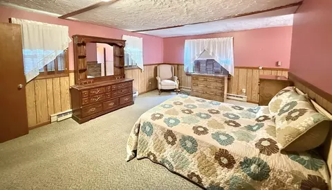 Bedroom - 31 Pomeroy St, Easthampton, MA 01027 photo 2 of 5