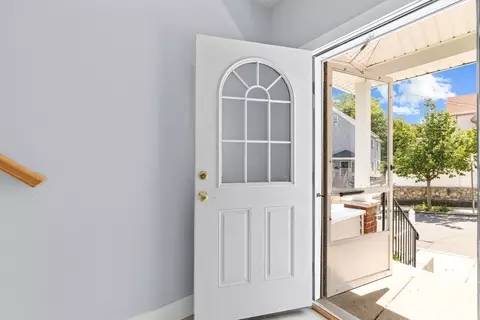 Entry Way - 15 Bennett St, Everett, MA 02149 photo 4 of 5