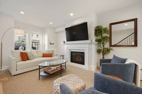 527 E 8th St, Boston, MA 02127