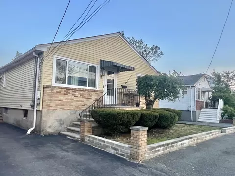 17 Lantern Rd, Revere, MA 02151