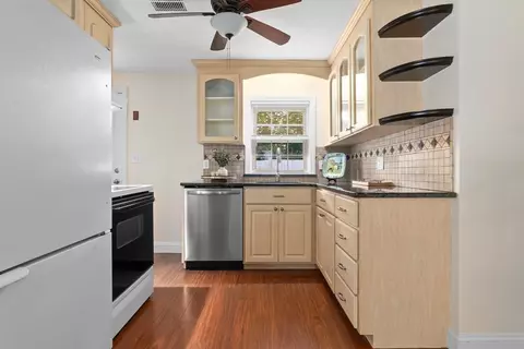 27 May St, Marblehead, MA 01945 photo 11