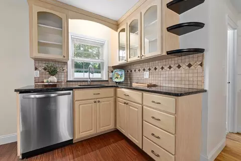 27 May St, Marblehead, MA 01945 photo 9