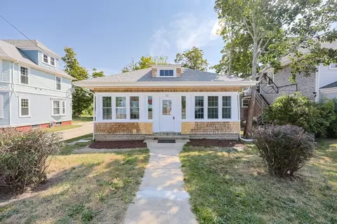 32 Pearl St, Hyannis, MA 02601