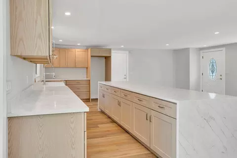 3 Exeter Rd, Beverly, MA 01915 photo 2